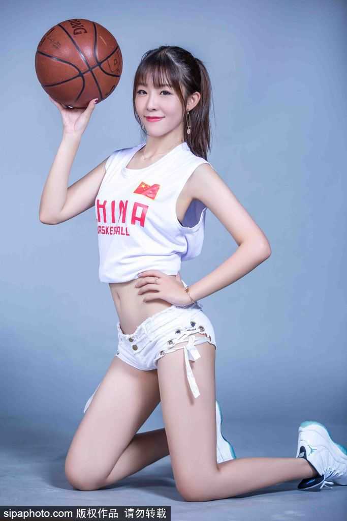 队形变换中，篮球宝贝们错落有致地分布在场内，她们的身姿挺拔，眼神明亮，无论是动感的舞步还是静态的亮相，都透露出一种专业与自信，整个场馆都因她们的存在而变得更加光彩夺目