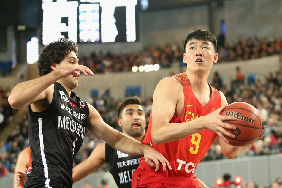 内线悍将胡金秋腾空而起，用一记遮天蔽日的封盖试图阻拦对手的上篮，展现了中国男篮禁飞区的威力。