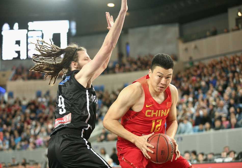 身强体壮的李根在对手的拉拽下依旧强行突破，如同重型坦克一般碾向禁区，展现了强大的核心力量。