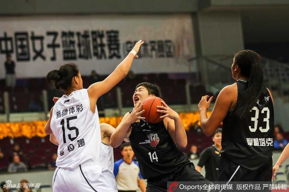 新疆女篮核心王丽丽在快攻中面对防守强行上篮，她高高跃起，身体在空中完全舒展，试图用一记势在必得的进球点燃球队反击的号角。