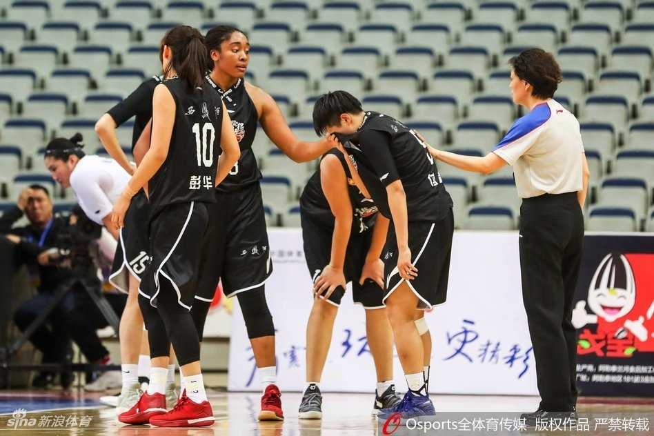 比赛结束后，陕西女篮的球员们激动地拥抱在一起，庆祝这来之不易的队史首胜，脸上的笑容比任何时候都要灿烂。