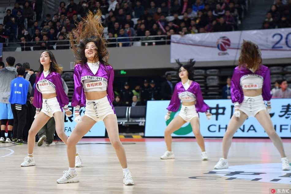 西子湖畔的篮球热舞 浙江稠州主场力克新疆 中场时刻,篮球宝贝们摆出酷炫的 ending pose,她们整齐划一的动作和自信的笑容是赛场边最亮丽的风景线。