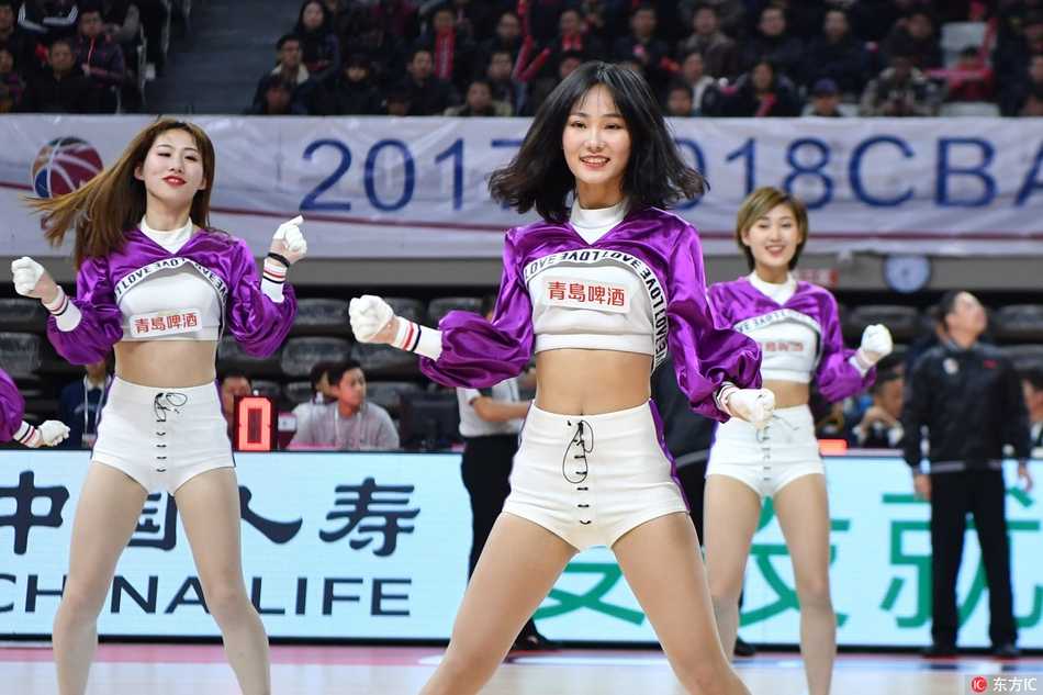 西子湖畔的篮球热舞 浙江稠州主场力克新疆 啦啦队宝贝身着金色战袍,在浙江主场看台前尽情舞动,秀发飞扬,瞬间点燃了全场球迷的热情。