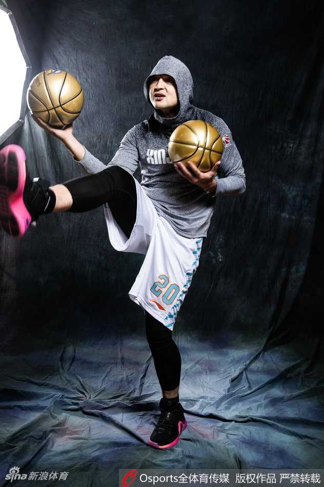 西热力江的嘻哈战袍:新疆后卫的霸气写真与揭幕战传奇 西热力江在昏暗巷道中侧身回眸,链条装饰和运动裤的搭配凸显运动潮流感,眼神依旧犀利充满杀气