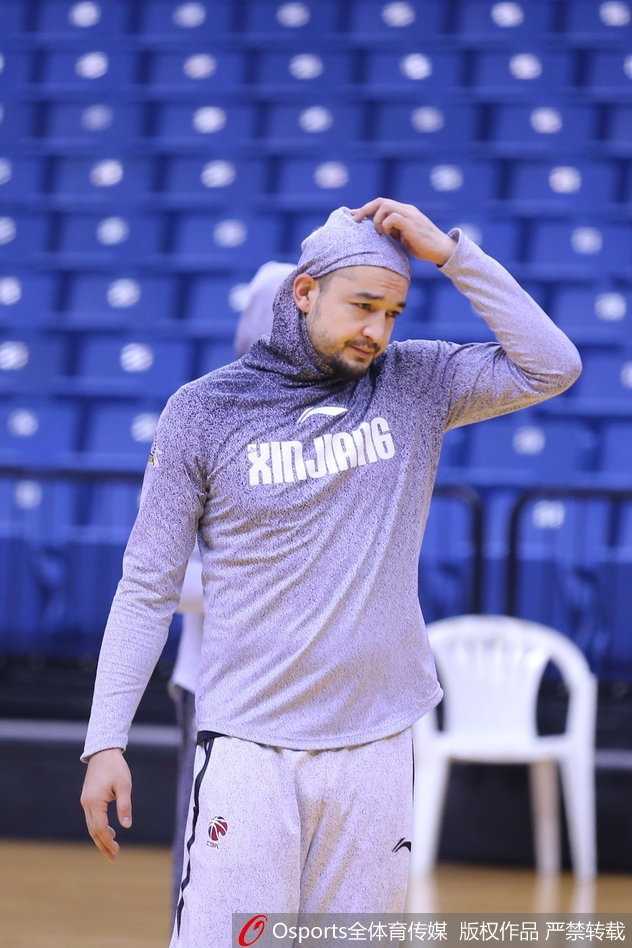 西热力江在训练中露出搞怪表情，眉眼间尽是笑意，仿佛在策划下一个恶作剧。