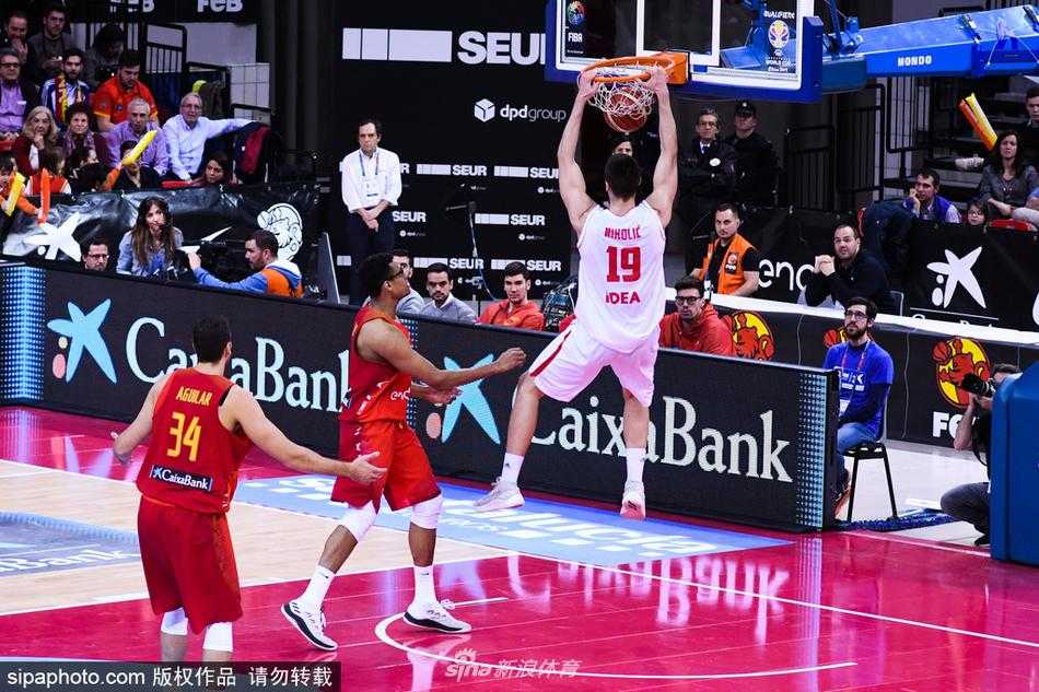 西班牙全队在比赛结束后围成一圈，互相击掌鼓励，年轻的脸上洋溢着胜利的喜悦，团队氛围融洽而充满斗志。