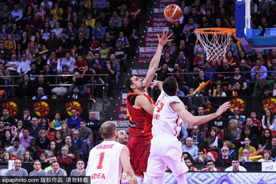 西班牙队球员完成一次精彩的抢断后迅速发动快攻，他面前只剩空荡荡的半场，全场球迷起立欢呼，为这次行云流水的反击喝彩。