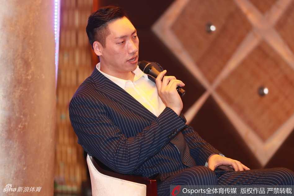 西装革履意气风发 同曦男篮新赛季发布会众将帅帅气亮相 新援杰伦汉兹在人群中回眸,他身着亮眼的宝蓝色丝绒西装,内搭黑色衬衫并未系领带,显得随性又充满爆发力,仿佛下一秒就要撕裂对手防线。