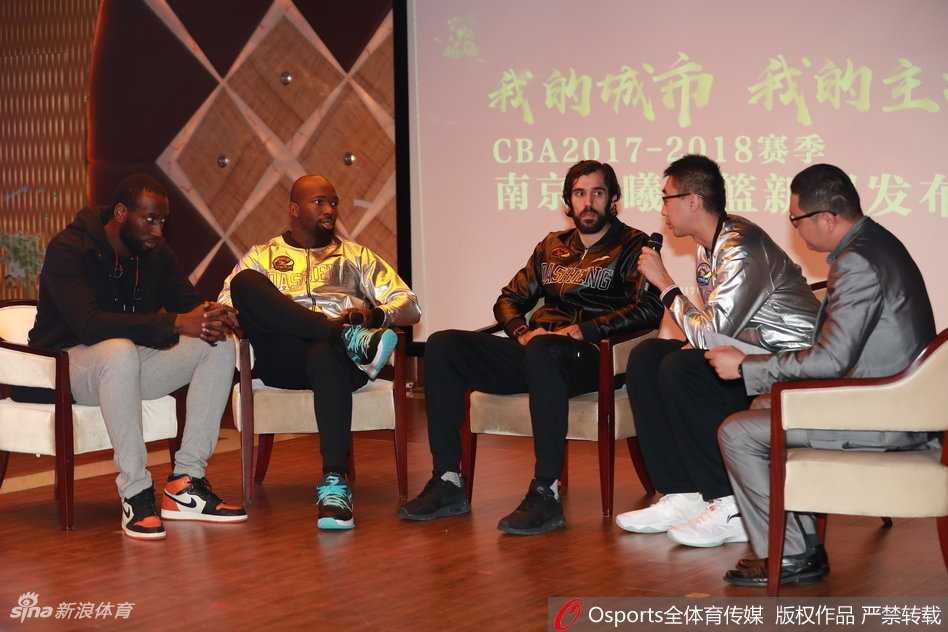 西装革履意气风发 同曦男篮新赛季发布会众将帅帅气亮相 赵柏清手持队旗站在舞台中央,五彩的礼花从天而降洒落在他的西装肩上,他仰头看向空中的礼花,嘴角露出自信的微笑,身后的队友们都在鼓掌庆祝。