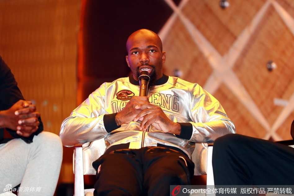 西装革履意气风发 同曦男篮新赛季发布会众将帅帅气亮相 郭昊文与邬挺嘉并肩站立,郭昊文一身浅灰色双排扣西装显得肩宽腿长,正侧头与队友交流,邬挺嘉则认真倾听,两人手中都握着印有全新Logo的篮球。