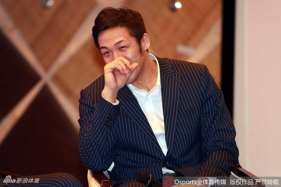 西装革履意气风发 同曦男篮新赛季发布会众将帅帅气亮相 队长赵柏清身着深蓝色修身西装,胸前口袋点缀白色方巾,双手插袋眼神坚定地望向远方,身后的新赛季战袍陈列架虚化成了背景光斑。