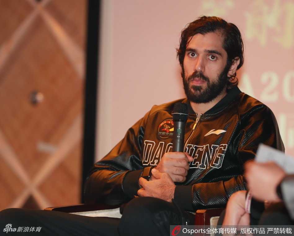 西装革履意气风发 同曦男篮新赛季发布会众将帅帅气亮相 全体球员及教练组的大合影,所有人西装笔挺站成三排,大家不约而同地伸出大拇指指向天空,脸上洋溢着灿烂的笑容,这一刻被永远定格。