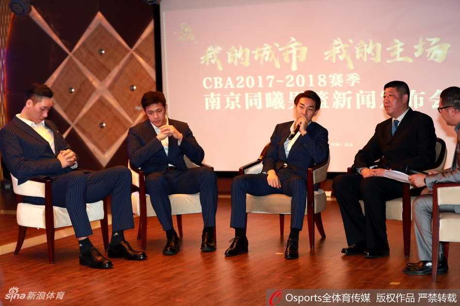 西装革履意气风发 同曦男篮新赛季发布会众将帅帅气亮相 主教练贝西洛维奇双手抱胸站在战术板前,虽未穿运动服而是身着笔挺的衬衫西裤,但眼神依然犀利,仿佛正在给面前西装革履的弟子们布置最后一攻的战术。