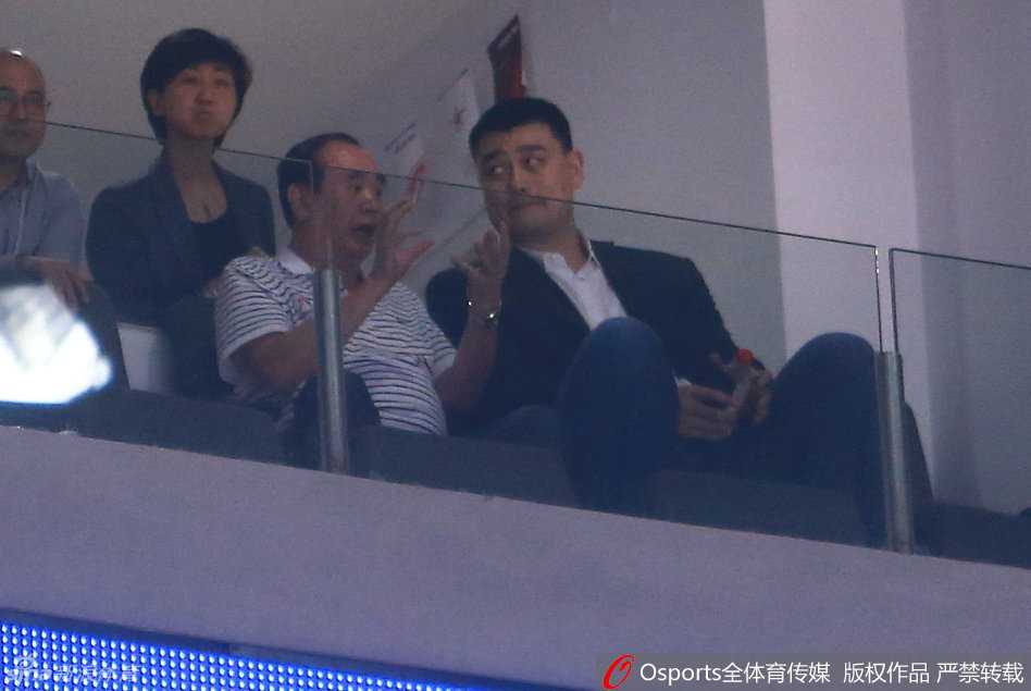 见证新王加冕:姚明主席亲临督战,新疆男篮破茧登顶 新任篮协主席姚明神情专注地坐在场边,巨大的身影在CBA赛场灯光下显得格外醒目,他正见证着职业生涯新角色下的第一场总决赛较量。