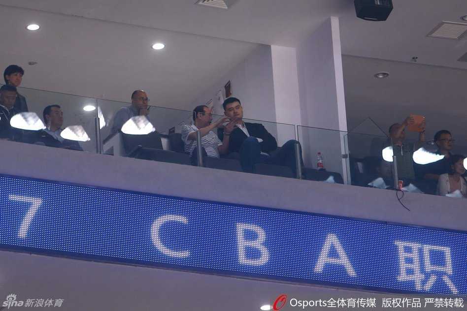 见证新王加冕:姚明主席亲临督战,新疆男篮破茧登顶 新疆队外援亚当斯在广东队多人围堵下强行突破,他眼神坚毅,犹如一把尖刀直插对手防线,此役他轰下全场最高的37分,是球队逆转的头号功臣。