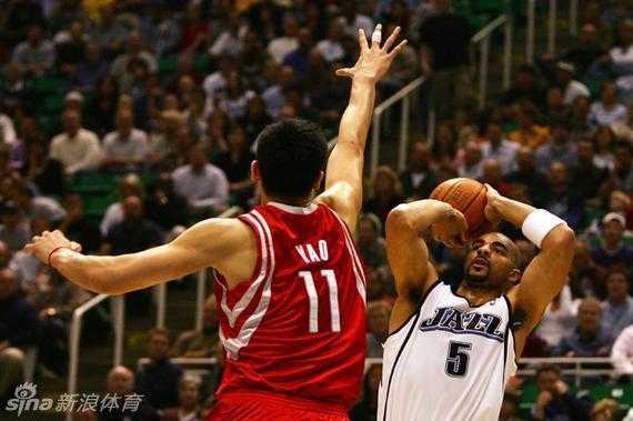 见证新王加冕:姚明主席亲临督战,新疆男篮破茧登顶 姚明与恩师李秋平在赛场中央相视一笑,双手紧握,这历史性的一握连接了上海篮球的过去与新疆篮球的现在,也见证了中国篮球人的传承。