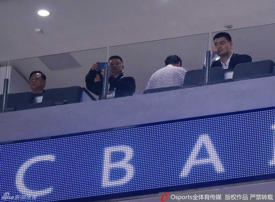 见证新王加冕:姚明主席亲临督战,新疆男篮破茧登顶 终场哨响,新疆队球员冲入场内激情拥抱,而被横扫的广东队核心易建联则神情落寞地走向场边,这一刻既是新王的诞生,也是老将的不甘。