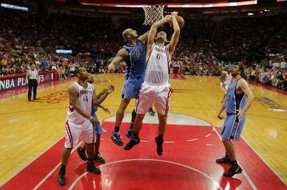 见证新王加冕:姚明主席亲临督战,新疆男篮破茧登顶 赛后的颁奖仪式上,姚明双手将沉甸甸的CBA总冠军至尊鼎递给新疆队队长,他面带微笑,这座奖杯的交接象征着职业化改革背景下联赛的新篇章。