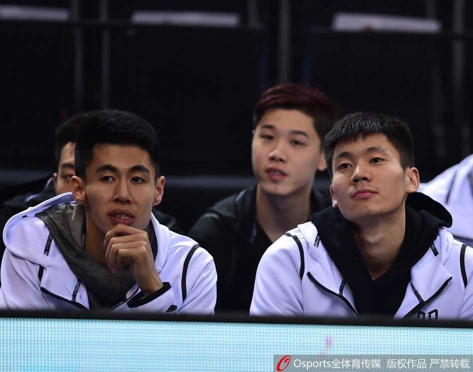 绿茵场上的门将飞身跃起，身体在空中完全舒展形成一道完美的弧线，指尖奋力触碰向飞速袭来的皮球，试图力保球门不失。