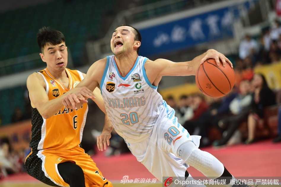 詹宁斯斯科拉合砍五十一分 山西太原击退新疆豪取季前赛胜利 山西外援詹宁斯在新疆队严防死守下依然自信出手,篮球在空中划出一道完美的弧线。