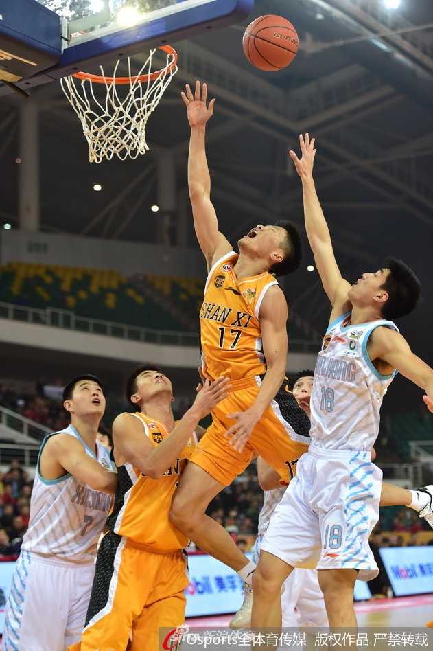 詹宁斯斯科拉合砍五十一分 山西太原击退新疆豪取季前赛胜利 新疆队核心亚当斯在山西队包夹防守下强行突破,虽然全场空砍33分,但拼搏精神令人动容。