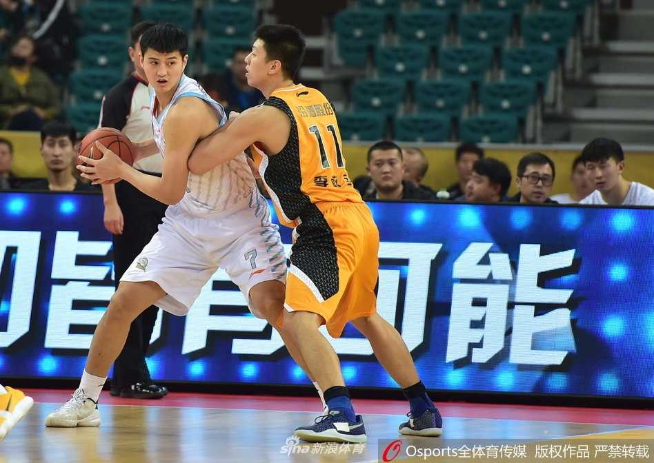 詹宁斯斯科拉合砍五十一分 山西太原击退新疆豪取季前赛胜利 前火箭球星斯科拉用他标志性的梦幻脚步晃开防守,轻松将球放进篮筐,阿根廷灵巧在CBA赛场依旧无解。