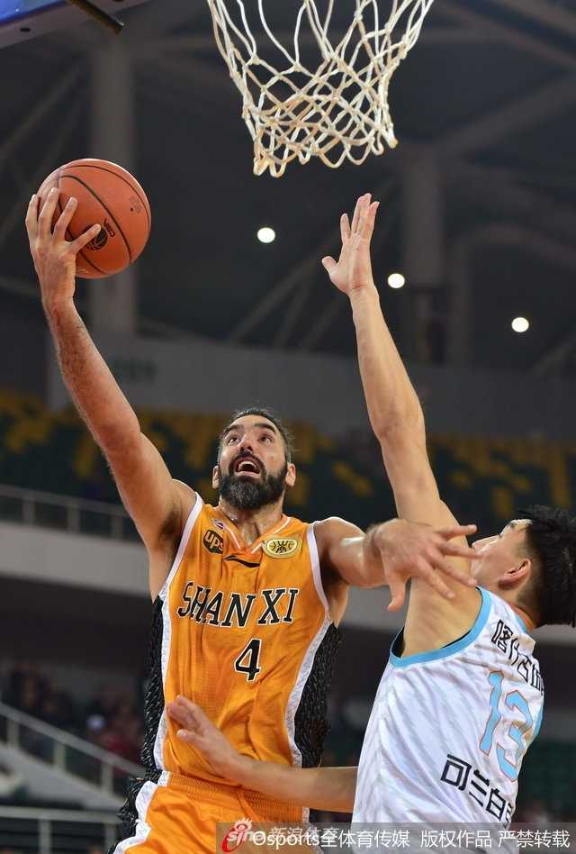 詹宁斯斯科拉合砍五十一分 山西太原击退新疆豪取季前赛胜利 山西队国内球员邢志强本场发挥出色贡献16分,他在外线果敢出手命中三分,点燃了全场观众的激情。