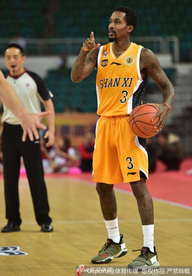 詹宁斯斯科拉合砍五十一分 山西太原击退新疆豪取季前赛胜利 新疆队李根在对抗后强硬上篮,尽管遭遇严防死守,他依然用强壮的身体为球队凿开得分之路。