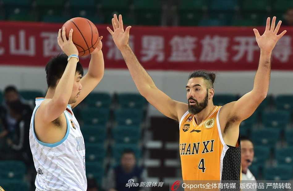 詹宁斯斯科拉合砍五十一分 山西太原击退新疆豪取季前赛胜利 场边山西队的替补席一片欢腾,球员们挥舞着毛巾为队友的精彩表现喝彩,主场气氛热烈非凡。