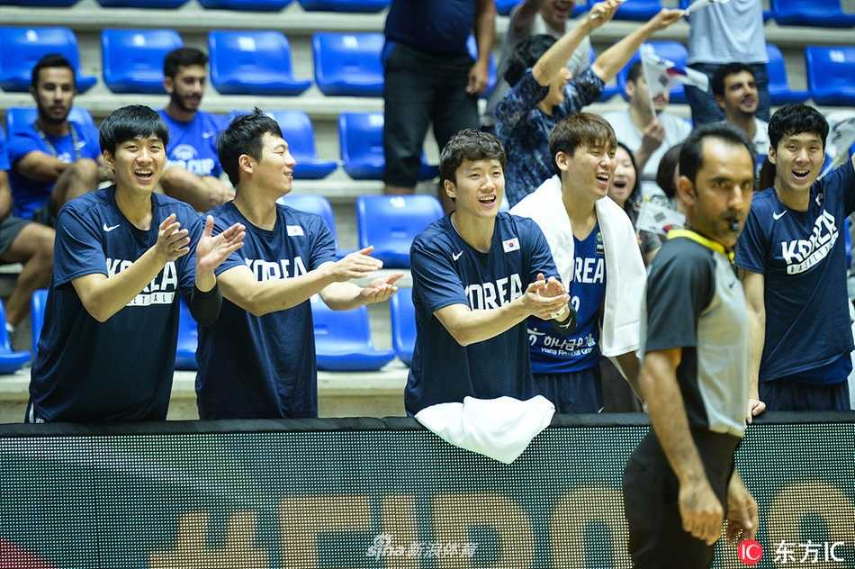 贝鲁特硬仗:韩国末节爆发击退日本,昂首挺进亚洲杯八强 日本队归化球员伊拉-布朗在篮下强起攻筐,与韩国队的李钟贤发生激烈身体接触,肌肉碰撞的张力仿佛穿透了屏幕。