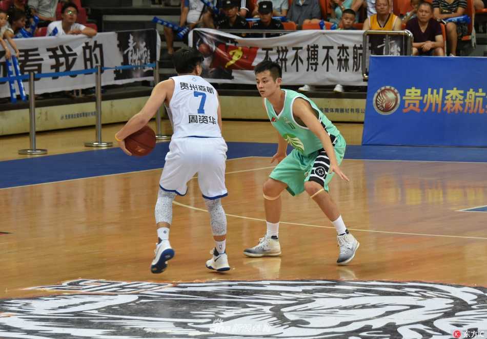 贵州森航主场击退拉萨净土 莱昂斯八记三分独砍五十分 高烧中的梅斯在内线展现出硬汉本色,他高高跃起隔着防守球员完成一记势大力沉的单手补扣,整个球馆为之沸腾。