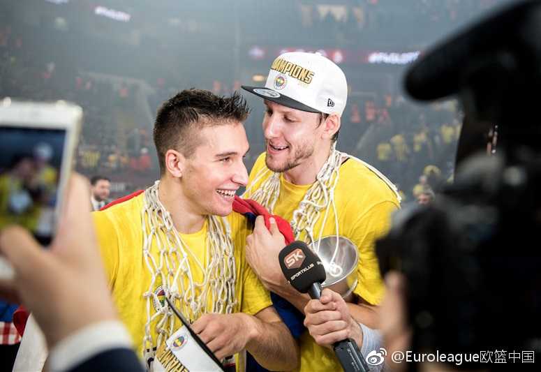 费内巴切的疯狂之夜:当冠军剪完篮网,安蒂奇剪掉了队友的长发 面对突如其来的‘袭击’,达托梅双手抱头,看着地上散落的发丝,脸上写满了哭笑不得的‘悲伤’,这戏剧性的一幕成了欧冠篮历史上的经典镜头。