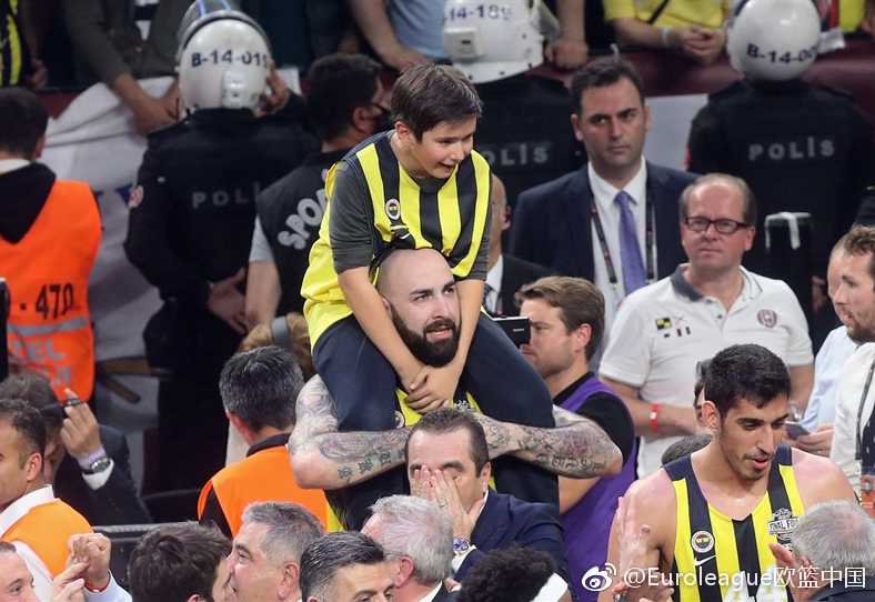 费内巴切的疯狂之夜:当冠军剪完篮网,安蒂奇剪掉了队友的长发 被剪掉头发后的达托梅与安蒂奇并肩而站,两人胸前挂着金灿灿的冠军奖牌,背景是欢呼的球迷,这一幕定格了友谊与荣耀的双重意义。