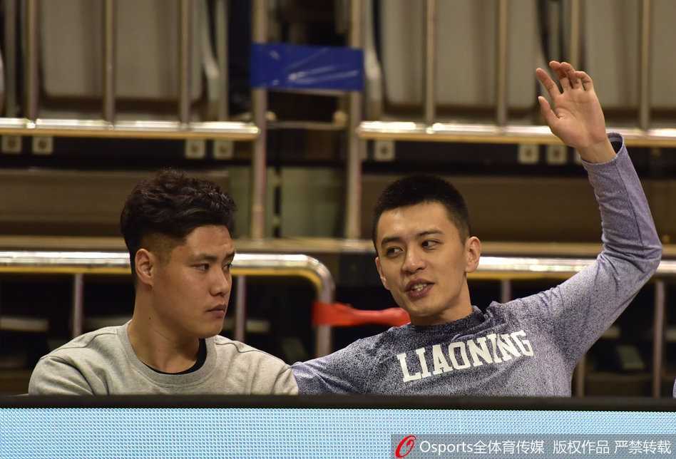 贺天举久违现身替补席,辽宁神射静待归来 辽宁队暂停期间,贺天举站在队友身后神情关注地听取战术布置