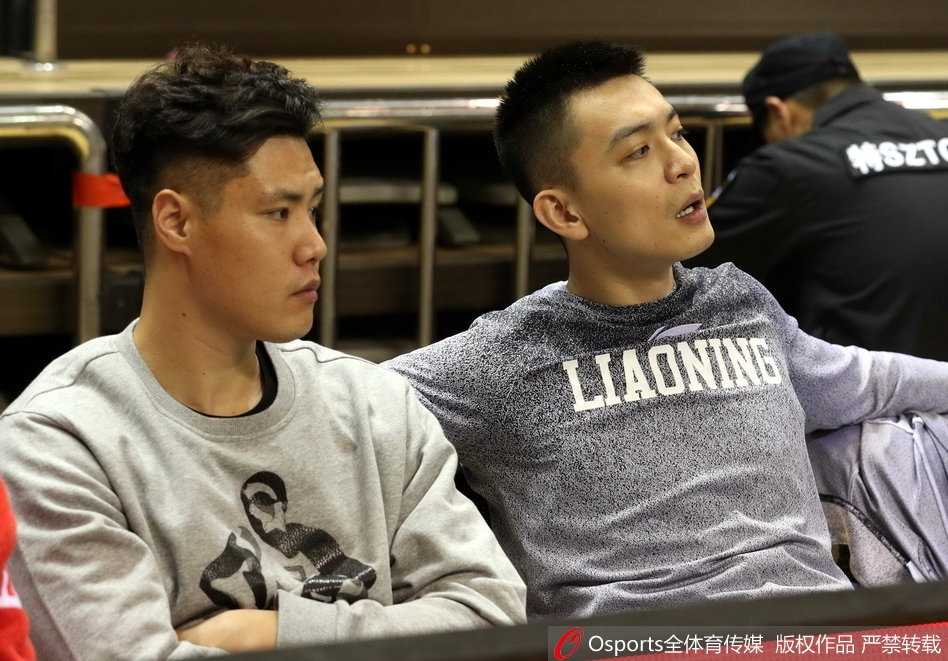 贺天举久违现身替补席,辽宁神射静待归来 贺天举在场边露出标志性的腼腆笑容,为队友的精彩表现鼓掌