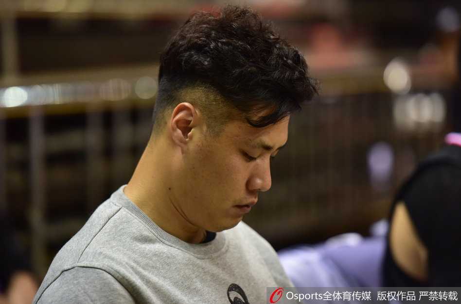 贺天举久违现身替补席,辽宁神射静待归来 比赛行将结束大局已定,贺天举手搭毛巾露出开心的笑容