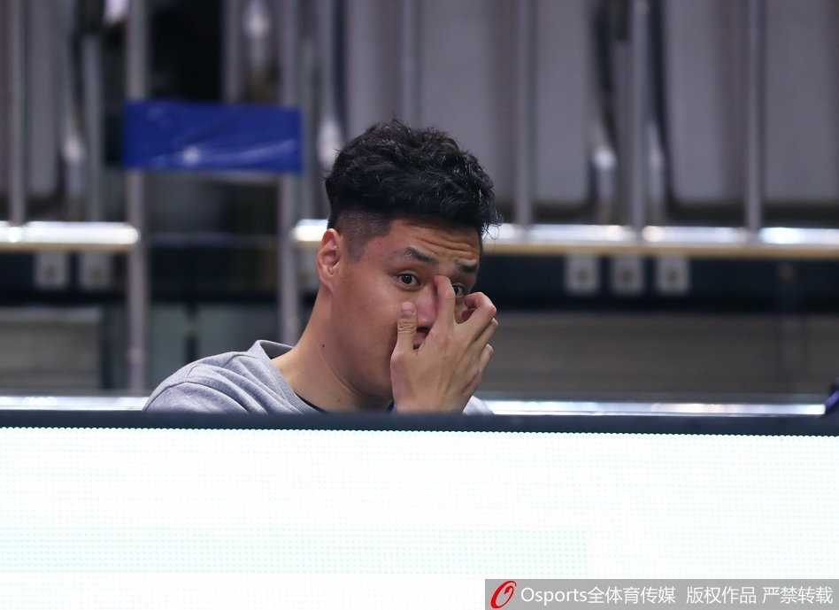 贺天举久违现身替补席,辽宁神射静待归来 贺天举手搭毛巾表情轻松,在替补席上与队友谈笑风生