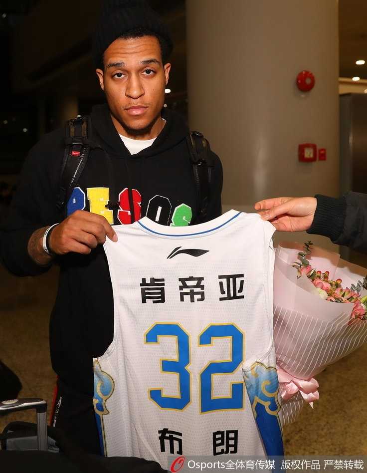 贾巴里·布朗火线驰援,江苏肯帝亚 historic 双杀广东 训练场上,布朗运球前进,身侧是江苏队的队标,他正在为接下来的比赛进行着认真的准备练习。