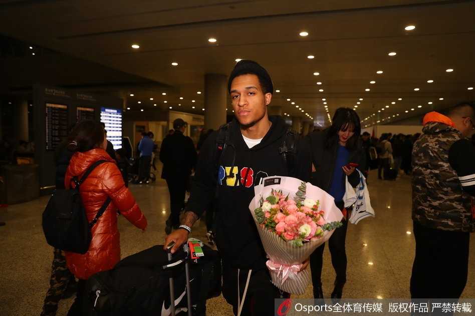 贾巴里·布朗火线驰援,江苏肯帝亚 historic 双杀广东 在完成使命即将离队前,贾巴里·布朗与队友们在训练场边拍摄大合影,大家笑容灿烂,记录下这段短暂而难忘的共同时光。