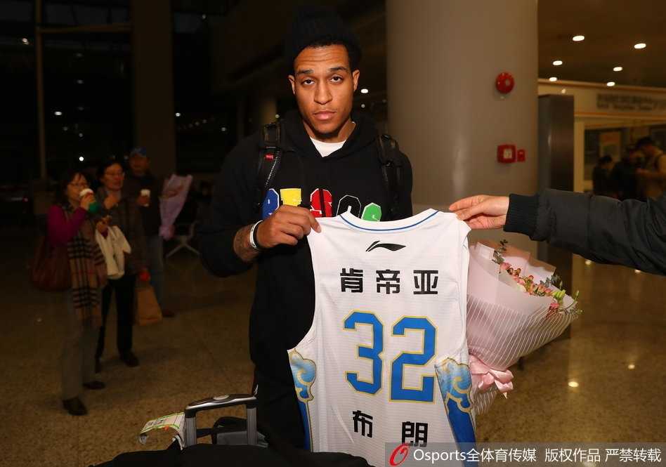 贾巴里·布朗火线驰援,江苏肯帝亚 historic 双杀广东 布朗在比赛中高高跃起,以一记势大力沉的单手劈扣完成终结,点燃了现场主场球迷的热情。