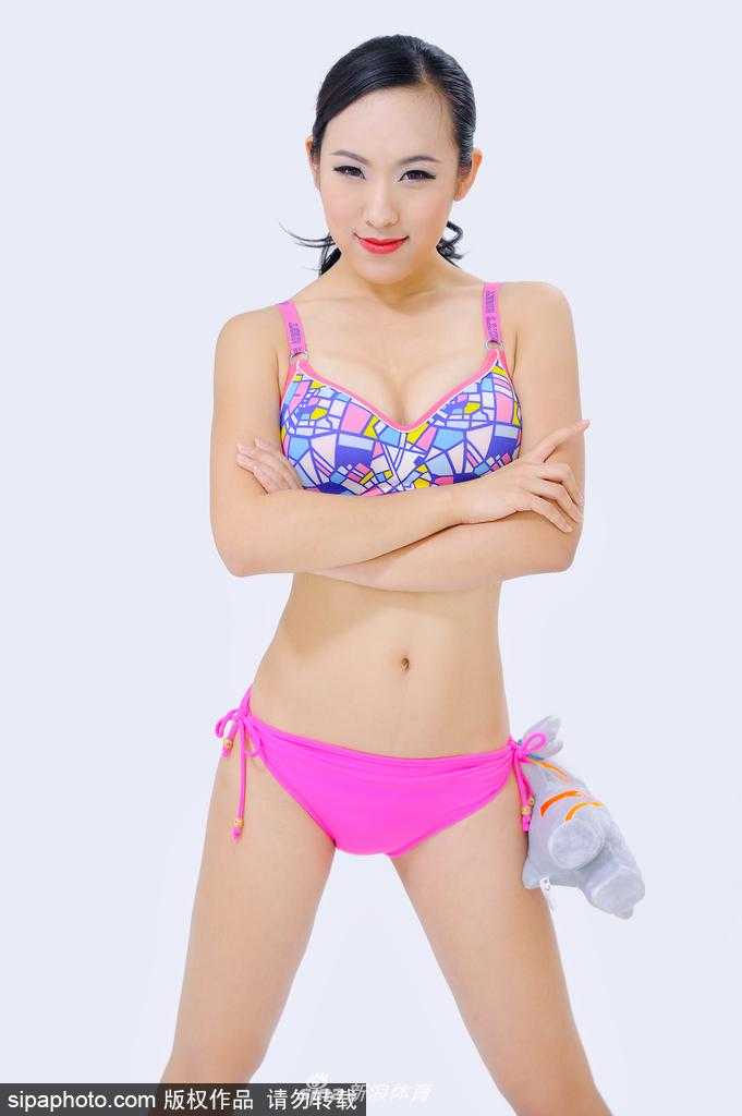 赛场上的中国风华:篮球宝贝孙峥与她的啦啦队逐梦路 在聚光灯下,篮球宝贝孙峥手执鲜艳的五星红旗,眼神坚定而自豪,她不仅是赛场上的一道风景,更是用热情为国助威的青春使者。