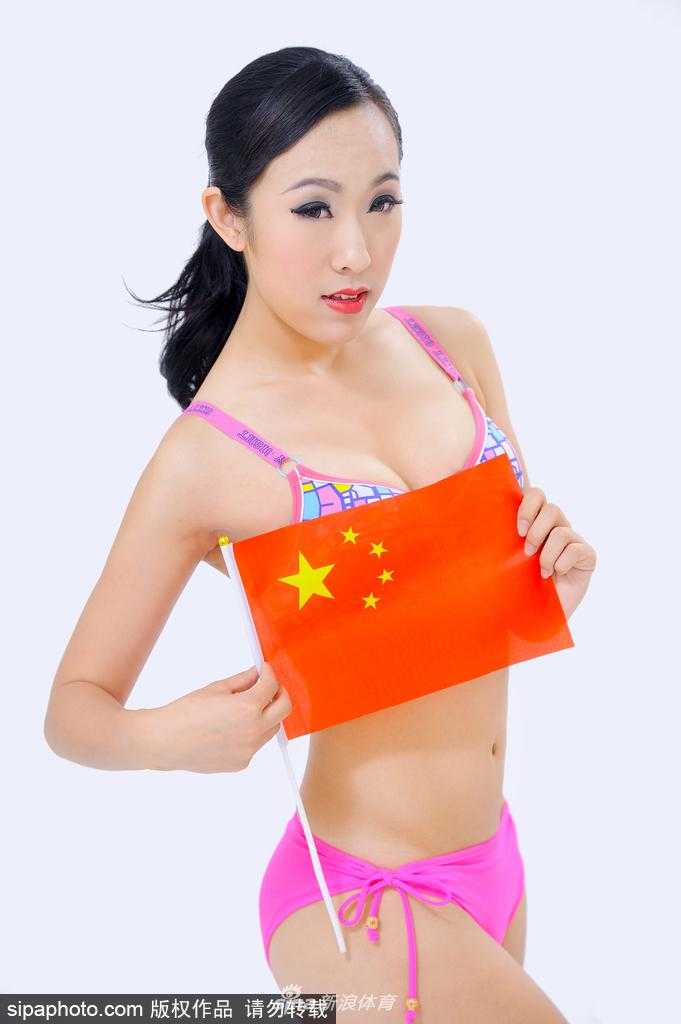 赛场上的中国风华:篮球宝贝孙峥与她的啦啦队逐梦路 孙峥将国旗紧紧贴在胸口,这一瞬凝聚了千言万语。她曼妙的身姿与庄严的国旗交相辉映,展现出当代中国女性健康、自信且充满爱国热情的崭新面貌。