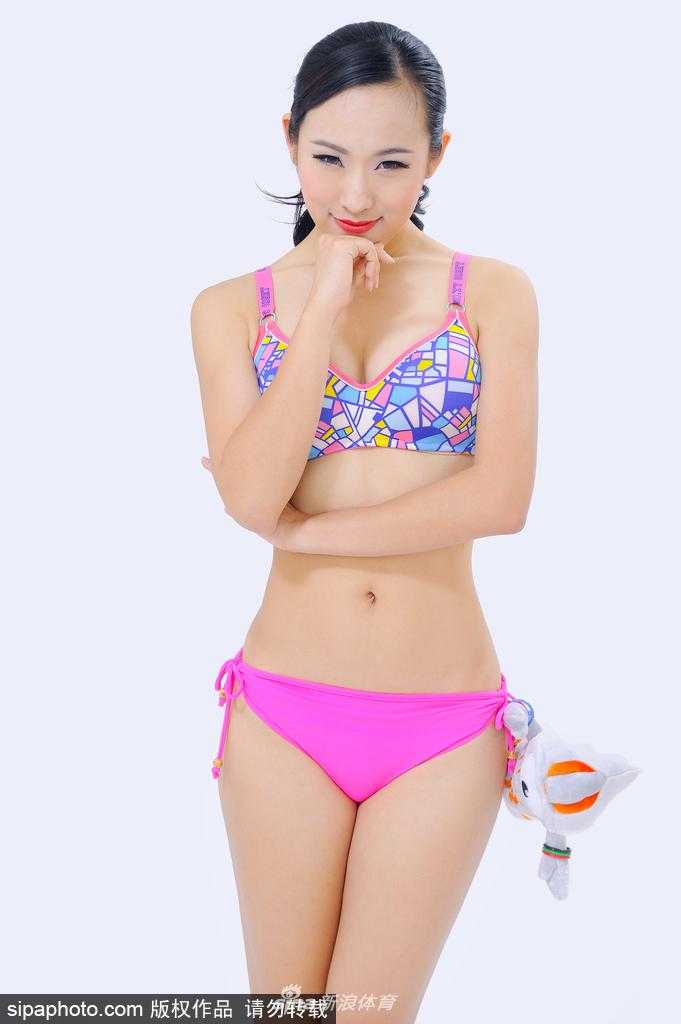 赛场上的中国风华:篮球宝贝孙峥与她的啦啦队逐梦路 赛场上的孙峥如同耀眼的明星,她的笑容极具感染力。在聚光灯的照耀下,健康的肤色和自信的神采,诠释了新时代篮球宝贝不仅是美丽的陪衬,更是赛场文化不可或缺的一部分。