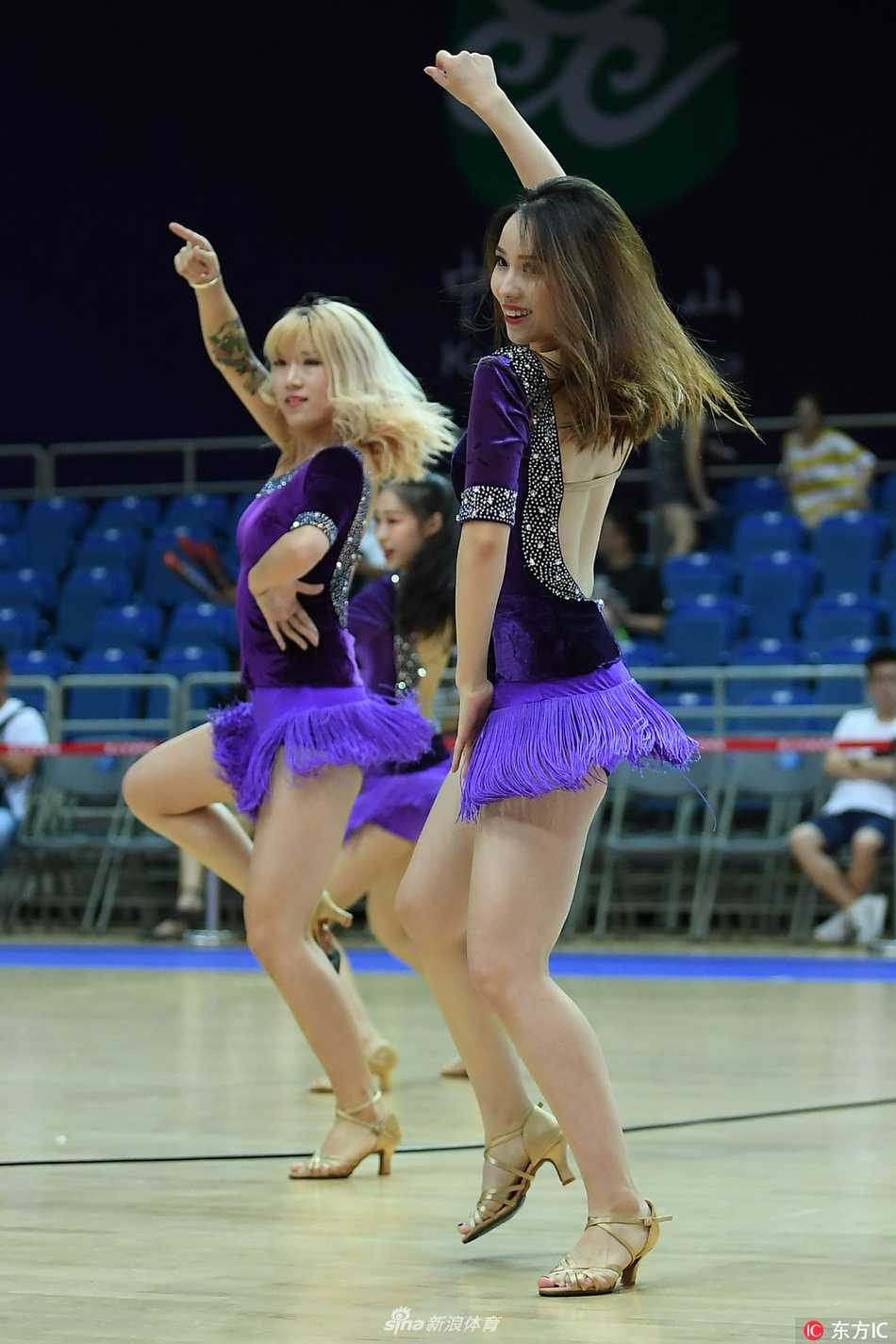 随着队形变换，啦啦宝贝们集体扬起手中的彩球，她们充满张力的舞蹈动作和自信的笑容，成为了激烈比赛间隙最亮眼的视觉焦点。