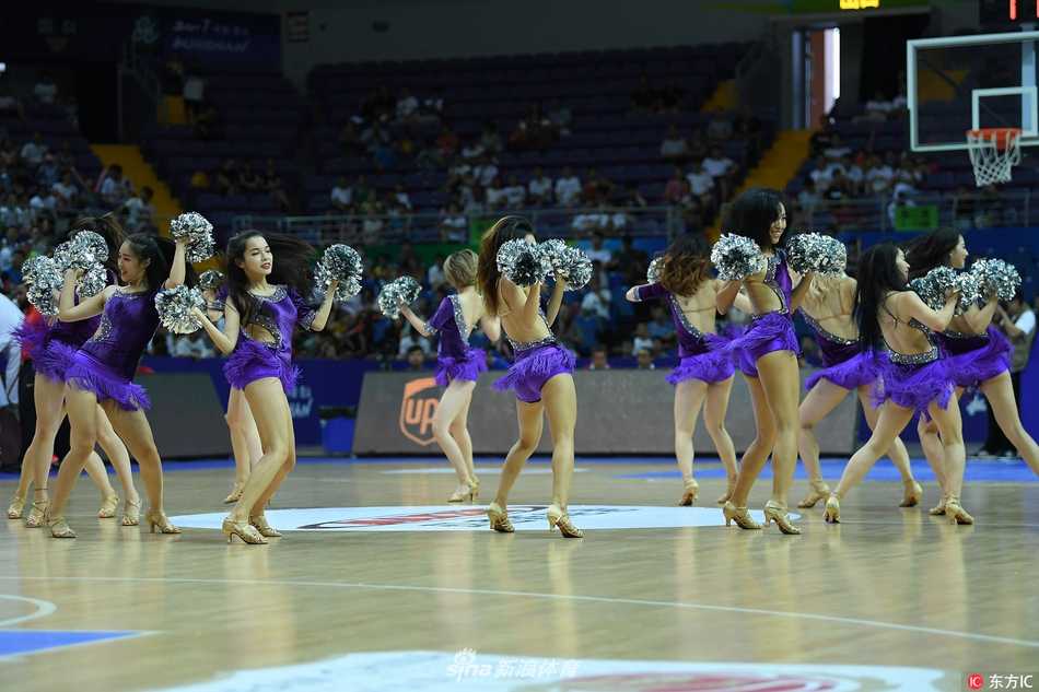 在舞台灯光营造的温馨光晕下，领舞的啦啦宝贝回眸望向镜头，眼神中透露出自信与温柔，展现了赛场柔情的一面。