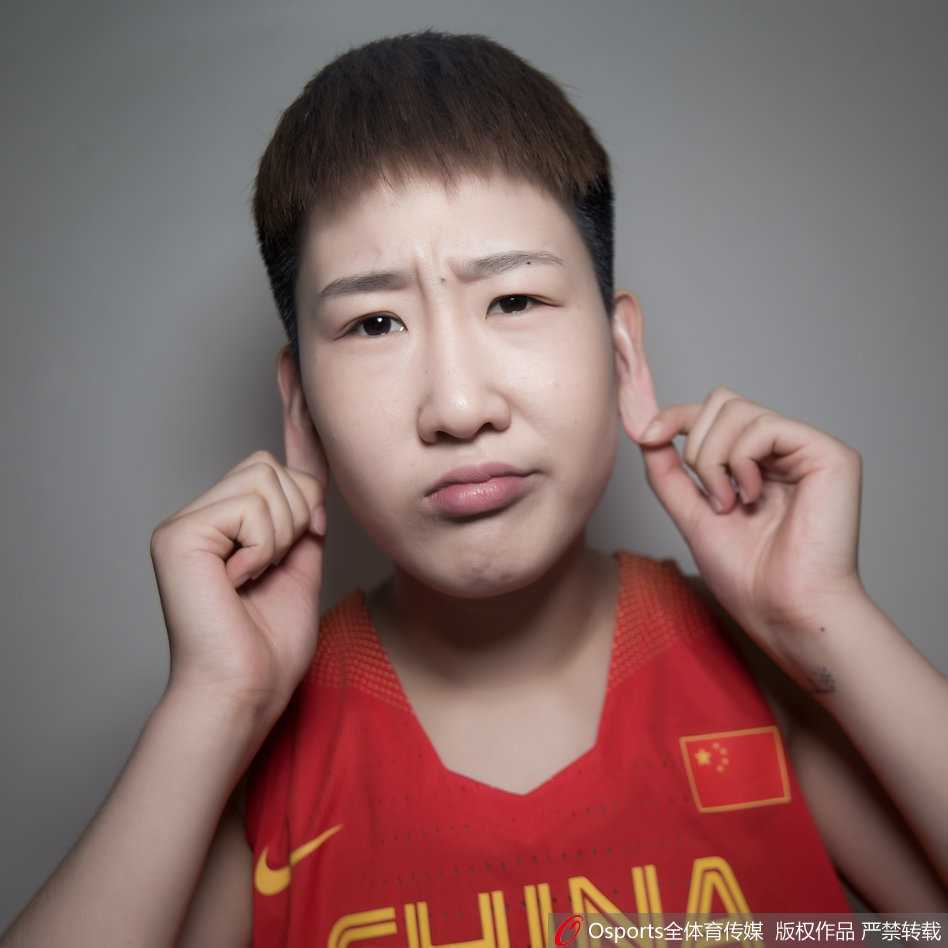 姑娘们集体围在一起，对着镜头做出各种搞怪动作，有人比出剪刀手，有人鼓起腮帮子，场面热闹非凡。