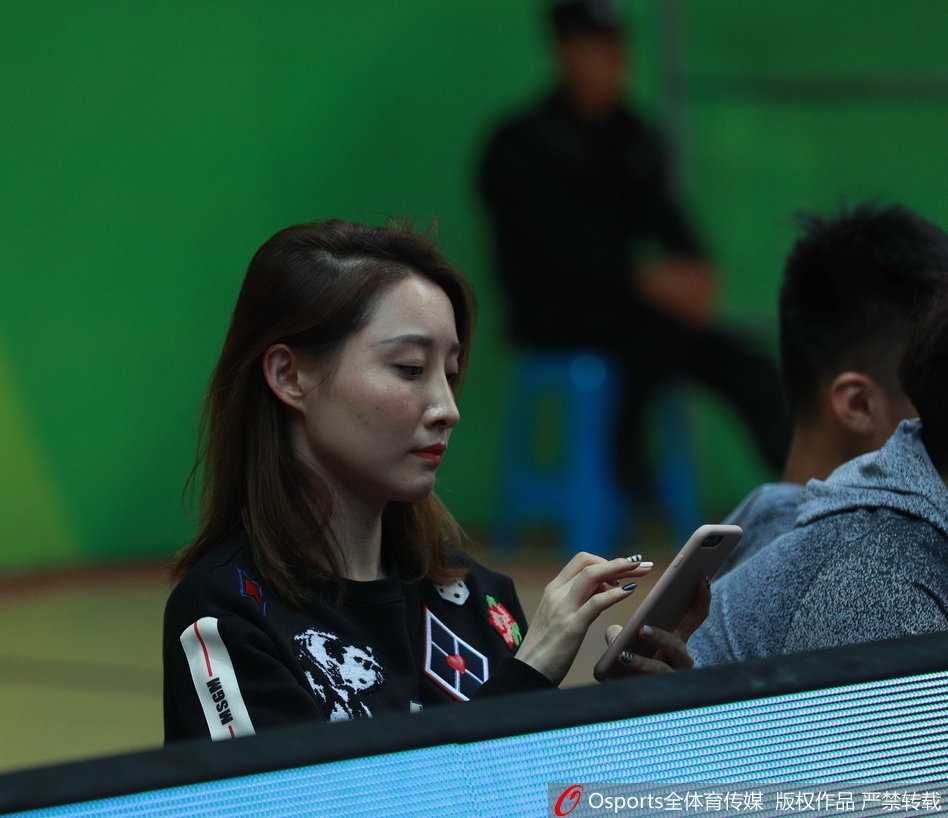 赛后，这位美女球迷的脸上洋溢着满足的笑容，眼神中仍带着对刚才精彩比赛的意犹未尽。