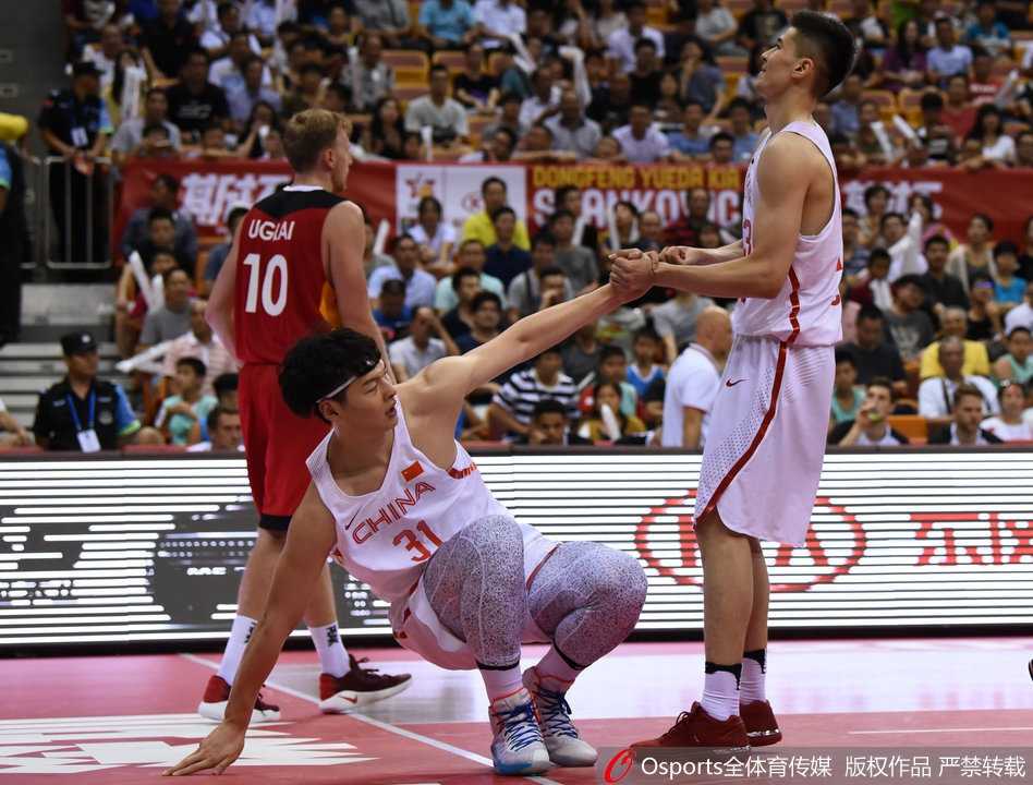 赛场兄弟情与老将担当:中国男篮的热血瞬间 赵继伟在三分线外伸手比出战术手势,张嘴大声呼喊,指挥队友进行落位和挡拆。