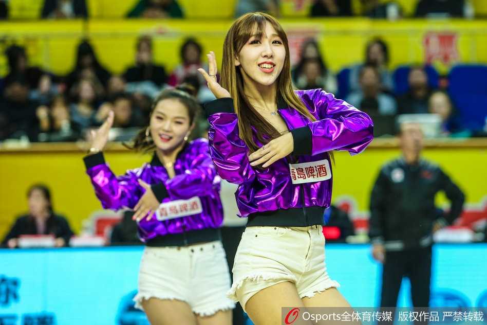 在千分之一秒的抉择中，摄影师用镜头凝固了运动员腾空而起的瞬间，肌肉线条在灯光下闪耀着雕塑般的光泽。