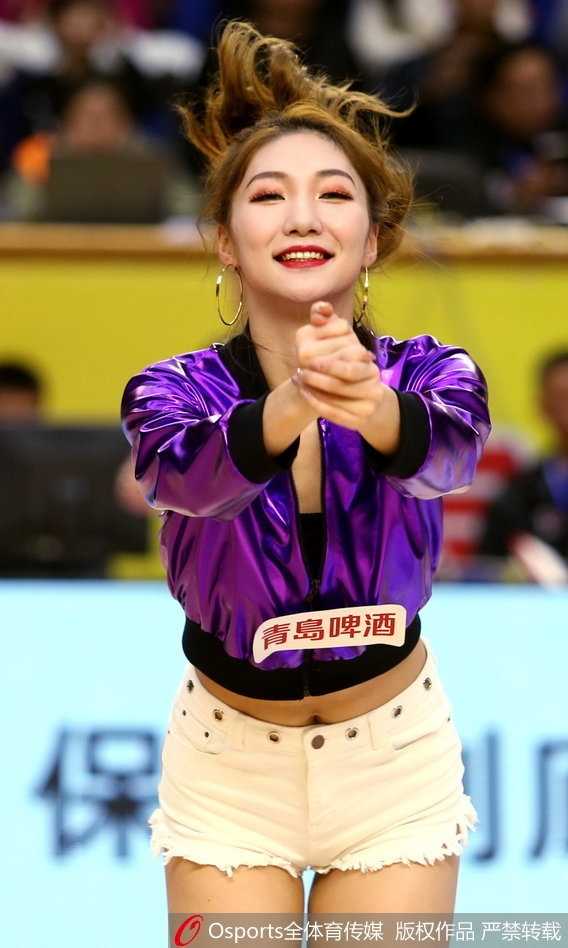 冰刀在冰面上刻下锐利的痕迹，运动员压低身姿全力冲刺，冰冷的赛场仿佛被这瞬间爆发的激情点燃。